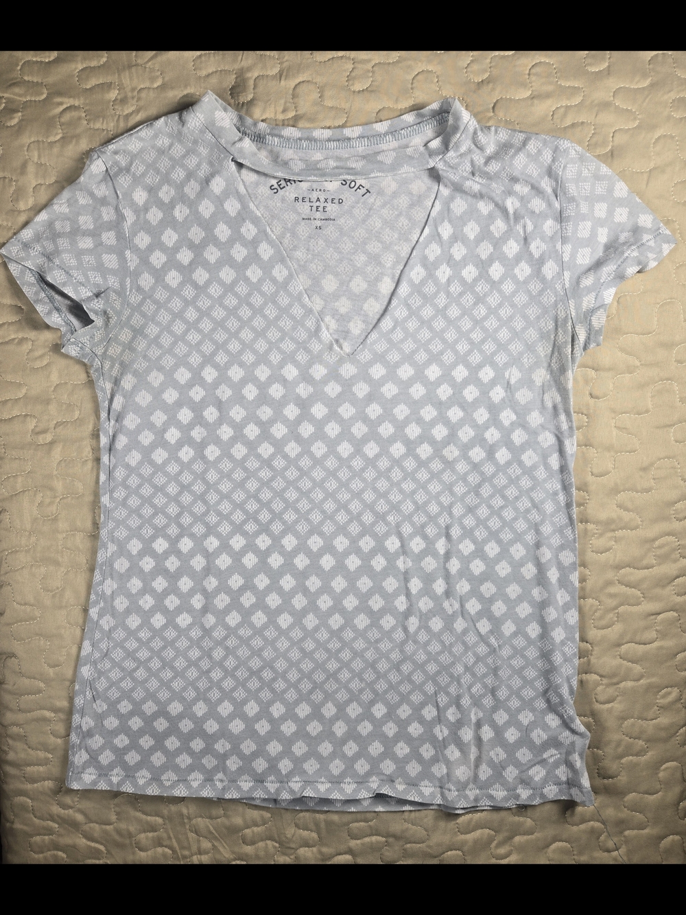 Aeropostale Light Gray V-Neck Short Sleeve Tee with Geometric Print